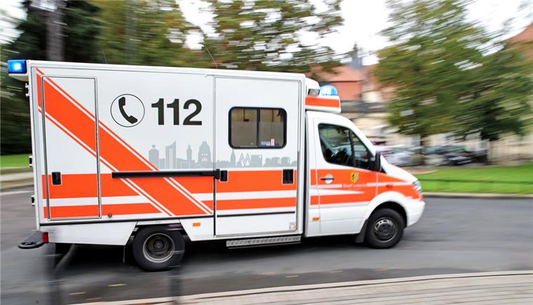 Cuxhaven: Frau beim Schwimmen im Priel fast ertrunken Nachdem eine Frau in Cuxhaven aus einem Priel gerettet wurde, brachte ein Krankenwagen sie ins Krankenhaus.