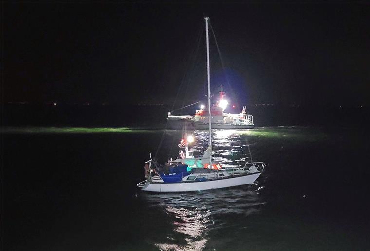 Segler entgeht knapp Kollision mit 400-Meter-Schiff Eine Segelyacht treibt in der Außenweser.