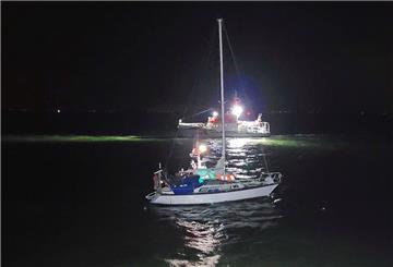 Eine Segelyacht treibt in der Außenweser.
