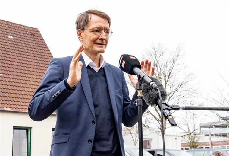 Karl Lauterbach (SPD), Bundesgesundheitsminister, spricht vor dem Klinikum Nordfriesland mit Vertretern der Presse.