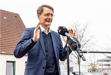 Karl Lauterbach (SPD), Bundesgesundheitsminister, spricht vor dem Klinikum Nordfriesland mit Vertretern der Presse.