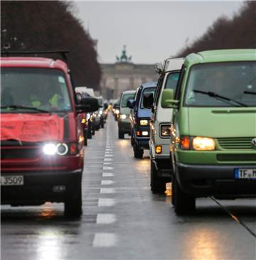 Nachdem Mitglieder des Bulli-Stammtisches Elbe-Weser im März bereits an einer Demo in Berlin gegen Diesel-Fahrverbote in deutschen Innenstädten teilgenommen haben, geht's am Samstag zu einer ähnlichen Veranstaltung nach Hannover.