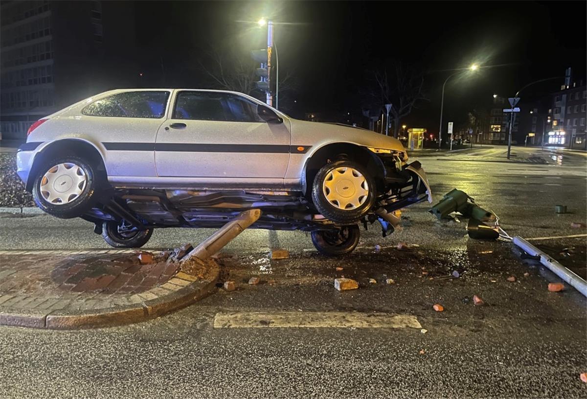 Bremerhaven: Berauschter Autofahrer überfährt Ampelmast Nachdem sein Führerschein durch die Polizei beschlagnahmt wurde, musste der Mann den Rest der Nacht in der Ausnüchterungszelle verbringen.