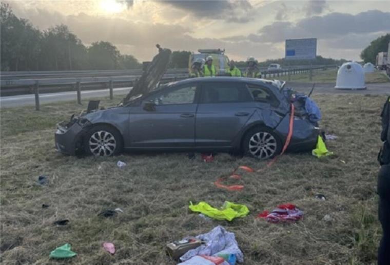 Hubschrauber im Einsatz: Fahrer flüchtet nach schwerem Unfall auf der A27 Nachdem sich das Fahrzeug mehrfach überschlagen hatte, kam es auf dem Seitenstreifen zum Stehen.