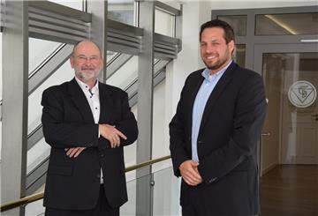 Nachfolgemoderator Uwe-Peter Becker (links) und Nachfolgeberater Philipp Welsch von der IHK Stade stehen Betrieben in Sachen Unternehmensnachfolge mit Rat und Tat zur Seite.