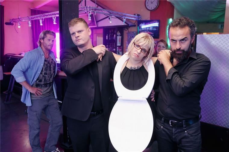 "True Story" auf Vox: Cuxhavenerin erlebt unglaubliche Geschichte Nachgestellte Szene: Danicas (Annabella Zetsch) Augenflirt (Paul Janke, l.) ist total abgeturnt von der schwerst betrunkenen jungen Dame, die von der Security aus dem Club gebracht wird. Freundin Hasi (Olivia Klemke) im Hintergrund findet's lustig.