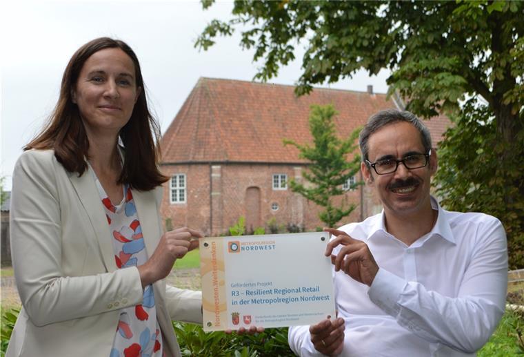 Bremerhaven: Neue Plattform für regionalen Einzelhandel „Nachhaltig, fair und regional“ für starke Wirtschafts- und Versorgungsstrukturen in der Metropolregion Nordwest: Anna Meincke (Metropolregion Nordwest) übergibt den Förderbescheids für das Projekt R3 - Resilient Regional Retail in der Metropolregion Nordwest“ an Prof. Benjamin Wagner vom Berg von der Hochschule Bremerhaven.