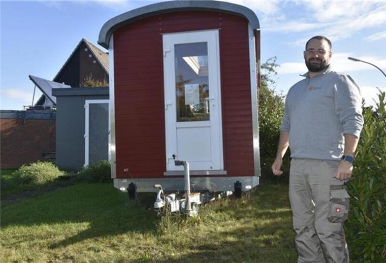 Mobiles Tiny House: Dieser Tischler baut nachhaltige Alternative zu Wohnmobilen Johann Stoelken hat ein neues Geschäftsfeld entdeckt: Tiny-House als Wagen. Diese mobilen Holzhäuser sind ökologisch und bieten erstaunlichen Komfort – ideal für Garten, Camping oder Ferienpark.