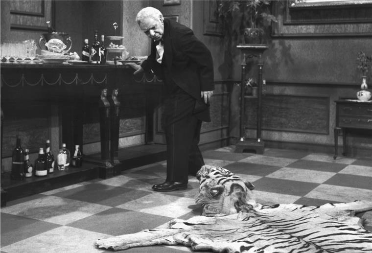 Bremerhaven: Das passiert jetzt mit dem Frinton-Nachlass Nachlass im Winterschlaf: Das Tigerfell, über das Freddie Frinton im Silvestersketch des NDR stolpert, liegt zurzeit in einer Ausstellung in Leipzig und ist nicht öffentlich zu sehen.