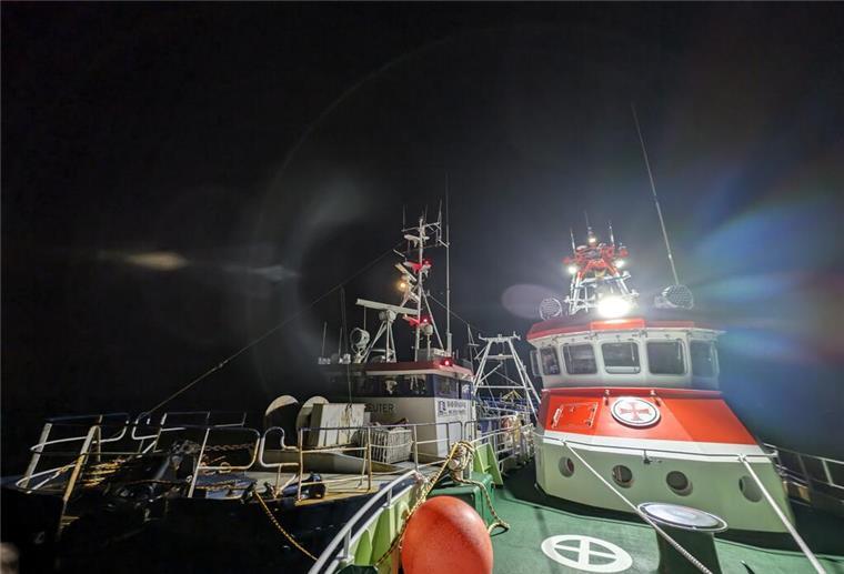 Seenotrettung: Vermessungsschiff nach Maschinenproblemen in Sicherheit gebracht Der Seenotrettungskreuzer HAMBURG/Station Borkum längsseits am Vermessungsschiff „Fritz Reuter“