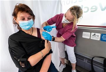 Eine Frau (l) bekommt von Ewa Jankowsky vom mobilen Team des Impfzentrums ihre erste Corona-Schutzimpfung mit dem Impfstoff von Biontech/Pfizer verabreicht. 