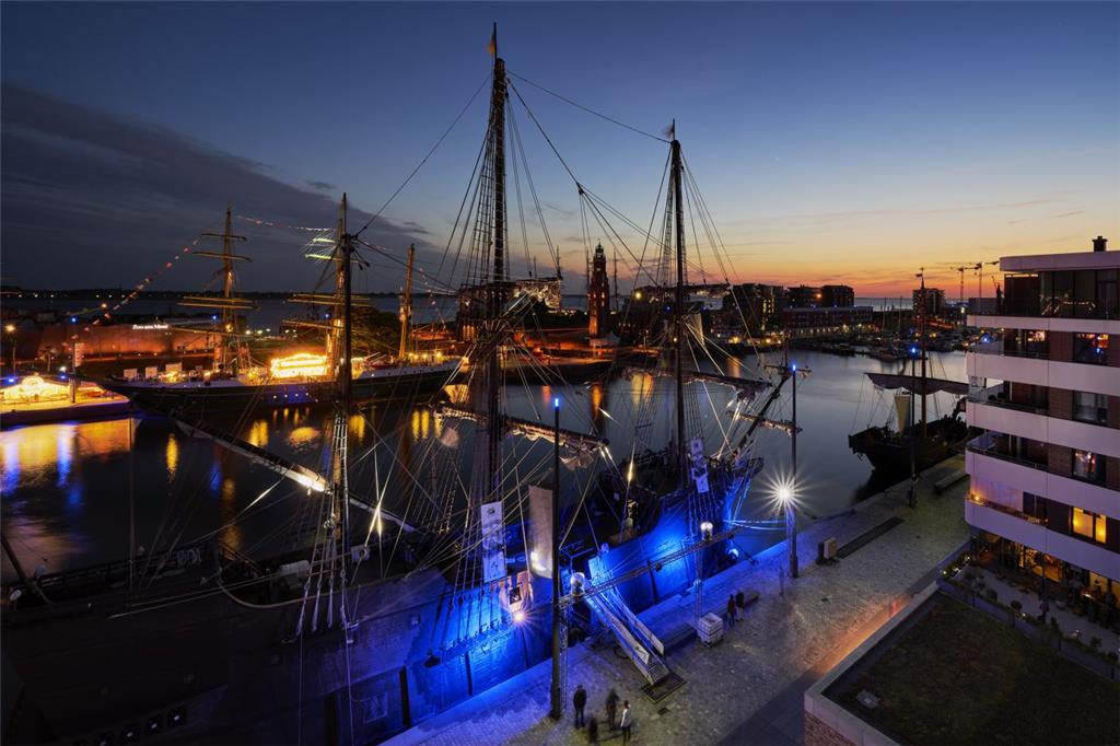 Nachts am Neuen Hafen. 