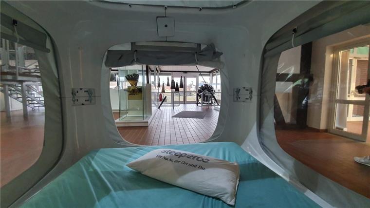 Nordholz: Eine Nacht im Aeronauticum Nachts im Aeronauticum... kann man nicht nur in aller Ruhe Exponate bestaunen, sondern auch mit bestem Ausblick in die ungewöhnliche Umgebung schlafen.