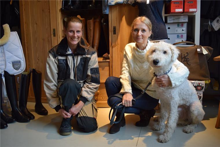 Schutzbund: Tiere nicht zu Weihnachten verschenken Nadine Bruns (links), Amelie Bensch und Lale freuen sich, wenn die Bewohner des Tierheimes Bremerhaven viele nette Paten bekommen.