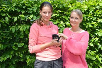 Nadine Bruns (links) und Amelie Bensch vom Tierschutzverein Bremerhaven raten dringend davon ab, fremde Katzen, die wohlgenährt und gepflegt aussehen, zu füttern.