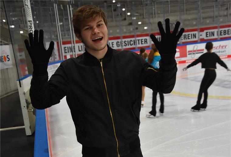 Meine erste Trainingseinheit auf dem Eis! Mann beim Eislaufen