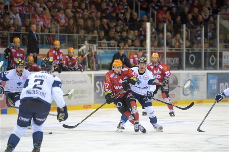 Jetzt ist Red Bull München an der Reihe Nächstes Heimspiel, nächster Sieg? Die Fischtown Pinguins (rote Trikots) erwarten mit einer gewissen Vorfreude den EHC Red Bull München.