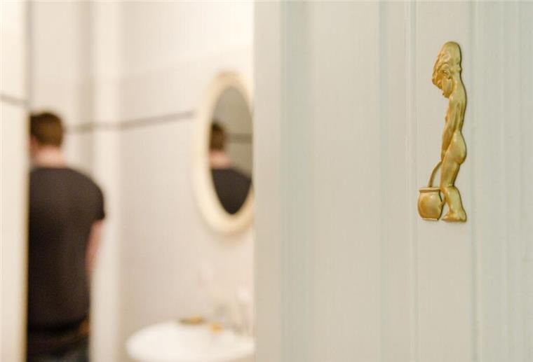 Nächtlicher Harndrang? Diese unterschätzten Gründe sollte jeder kennen Ein Mann geht auf die Toilette. Nächtlicher Harndrang raubt Millionen Menschen den Schlaf – oft stecken Herz, Hormone oder Stress dahinter.