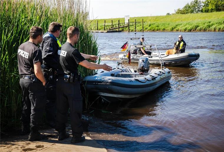 So geht es jetzt bei der Suche nach Arian aus Bremervörde weiter Einsatzkräfte der Polizei fahren bei der Suche nach dem vermissten Arian mit Spürhunden auf Schlauchbooten über die Oste.