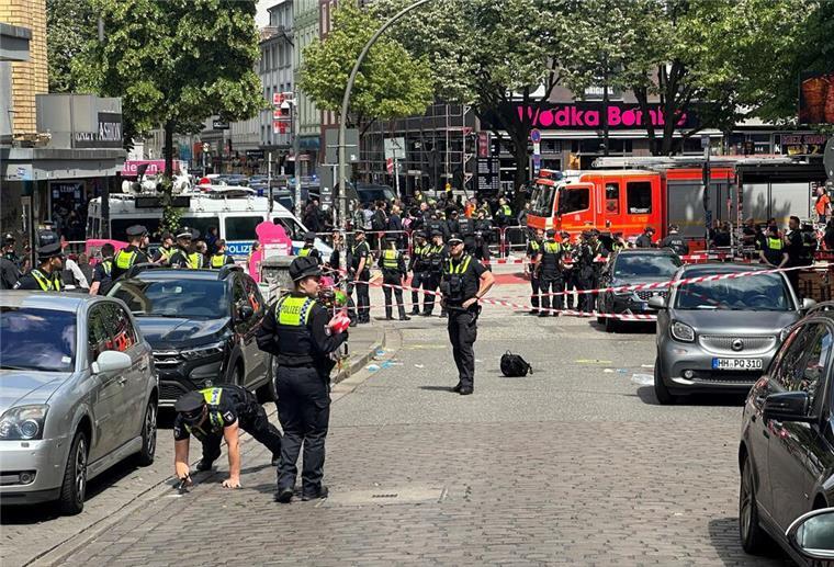 Drama in Hamburg-St. Pauli: Polizei schießt auf Mann mit Hammer und Brandsatz Nahe der Reeperbahn in Hamburg-St. Pauli hat die Polizei einen mit einer Spitzhacke und einem Molotowcocktail bewaffneten Mann angeschossen.