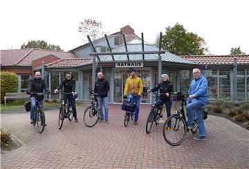 Nahmen die Gemeinde bei einer Rundreise genau unter die Lupe: Amtsleiter Jörg Grosse (von links), Amtsleiter Sven Sonström, Bürgermeister Detlef Wellbrock, Projektleiter Philipp Böhme (team red Deutschland GmbH), Klimaschutzmanagerin Gemeinde Loxstedt Anne Böttjer und der Stoteler Ortsvorsteher Fritz Grieger.