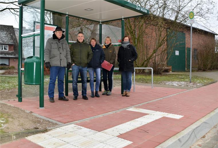 Nahmen die Haltestelle "Zur Mühle" in Köhlen (Geestland) gleich unter die Lupe (von links): Ludwig Augenthaler, Matthias Klein, Heike Arendt-Senkbeil, Susann Rode-Matis und Mareike Buck.