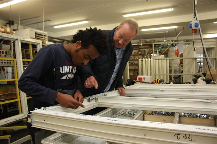 Jobs für Flüchtlinge: Nahom macht den ersten Schritt Nahom Mehari Afewerki (links) und Wilfried Mehrtens, Geschäftsführer Tischlerei Ordemann, bei der Fensterfertigung. Foto Gehrke