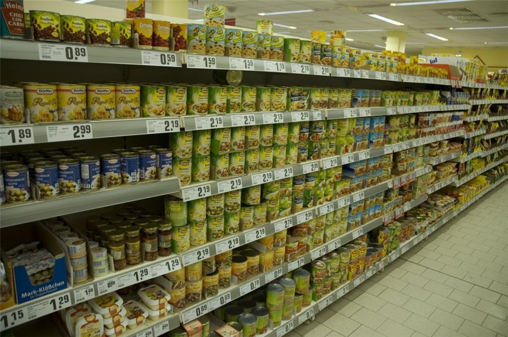 Nahrungsmittel halten sich oft viele Monate in Konserven. Gegenüber frischer Ware haben sie den großen Vorteil, dass sie weder gekühlt noch gefrostet werden müssen. Im Keller oder Vorratsschrank sind Thunfisch, Ölsardinen oder Corned Beef in der Dose fast unbegrenzt haltbar, wenn sie unter 40 Grad Celsius aufbewahrt werden. Die luft- und lichtundurchlässige Verpackung schützt nicht nur vor Mikroorganismen, in Obstkonserven bleiben auch Vitamine in der Dunkelheit erhalten.