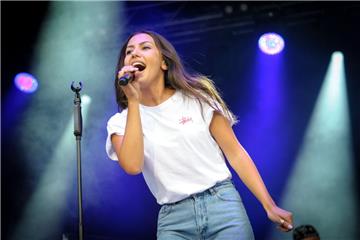 Namika beim Open-Air-Konzert in Bremerhaven. Foto: Masorat