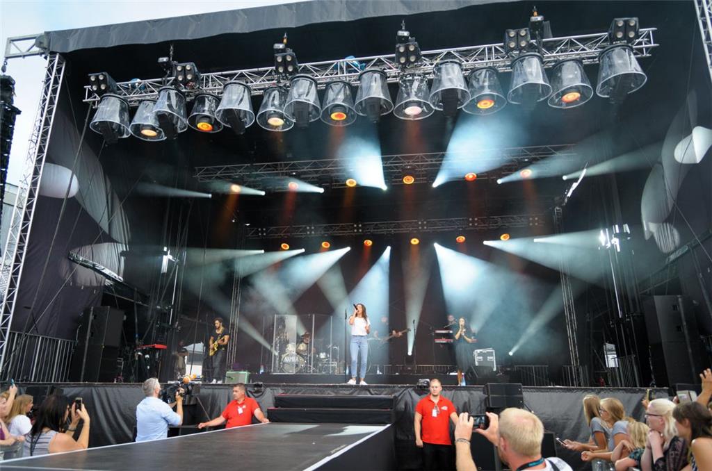 Namika beim Open-Air-Konzert in Bremerhaven. Foto: Masorat