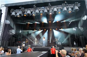 Namika beim Open-Air-Konzert in Bremerhaven. Foto: Masorat