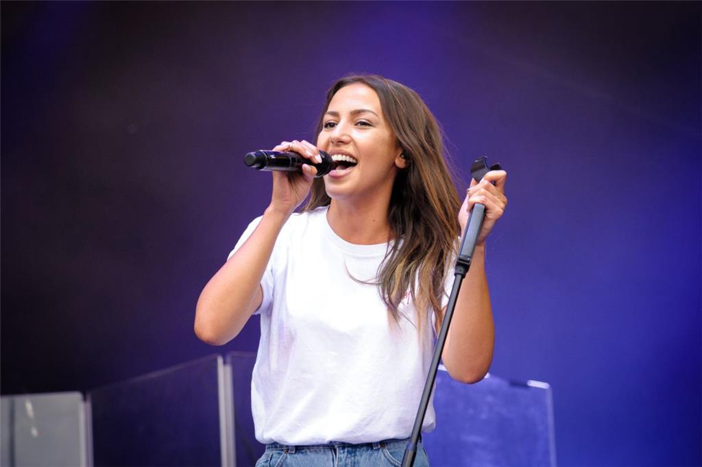 Namika beim Open-Air-Konzert in Bremerhaven. Foto: Masorat