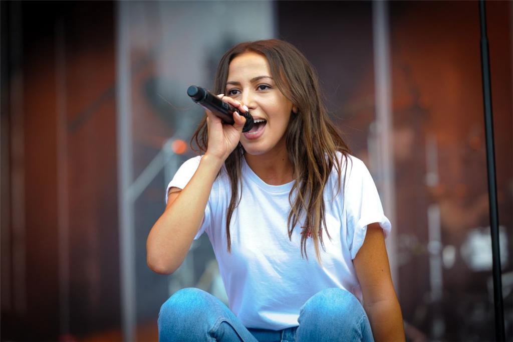 Namika beim Open-Air-Konzert in Bremerhaven. Foto: Masorat