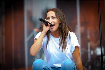 Namika beim Open-Air-Konzert in Bremerhaven. Foto: Masorat