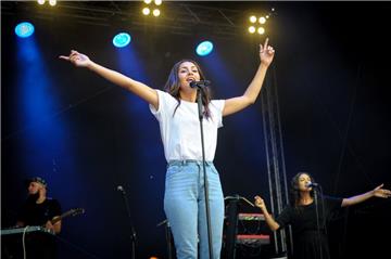 Namika beim Open-Air-Konzert in Bremerhaven. Foto: Masorat