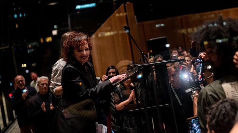 Nan Goldin spricht auf der Ausstellungseröffnung „Nan Goldin. This Will Not End Well“. 