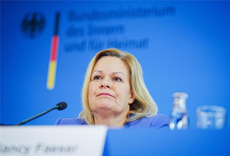 Nancy Faeser (SPD), Bundesministerin für Inneres und Heimat, gibt nach dem Flüchtlingsgipfel mit Vertretern der Innenministerkonferenz und der kommunalen Spitzenverbände im Innenministerium eine Pressekonferenz.