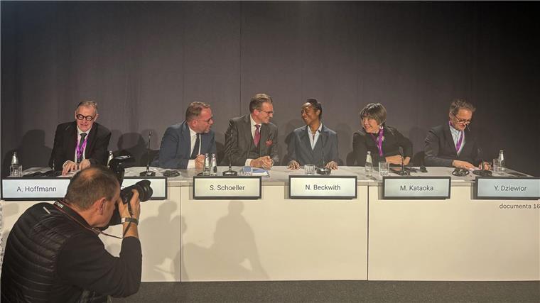 Naomi Beckwith übernimmt Künstlerische Leitung der documenta Naomi Beckwith folgt als Künstlerische Leitung der documenta 16 auf das indonesische Künstlerkollektiv Ruangrupa, das die umstrittene documenta fifteen im Jahr 2022 kuratiert hatte.