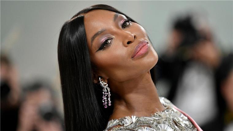 Naomi Campbell leidet derzeit unter Hitzewallungen.