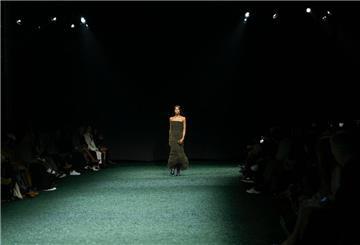 Naomi Campbell trägt eine Kreation von Burberry.
