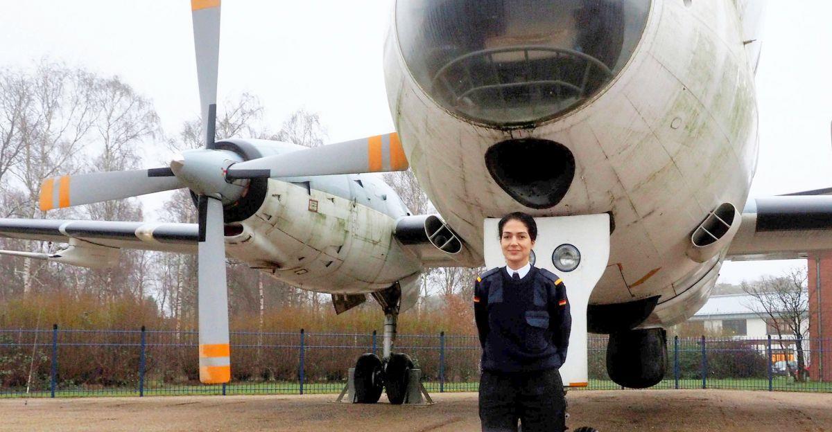 Muslimische Soldatin dient in Nordholz bei der Bundeswehr Nariman Hammouti-Reinke vor der Breguet Atlantic, die am Eingangg zum Marinestützpunkt Nordholz steht.