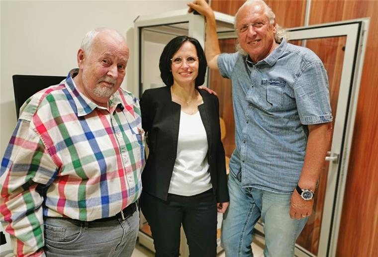 Nordenham bekommt eine neue Lungenfachärztin Natalia Golowtschenko kümmert sich im MVZ Nordenham zukünftig um Patienten mit pneumologischen Erkrankungen. Ihre neuen Chefs Dr. Michael Bodammer (links) und Dr. Robert Ceskel heißen die 47-Jährige willkommen.