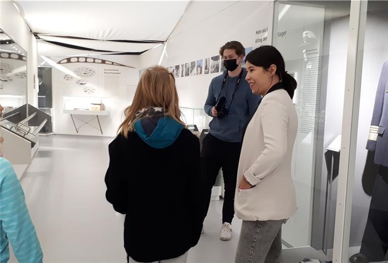 Neue Museumspädagogin in Nordholz Natalie Kauscher, neue Museumspädagogin im Aeronauticum, arbeitet mit der Museums AG der Grundschule Midlum an einem Video-Projekt.