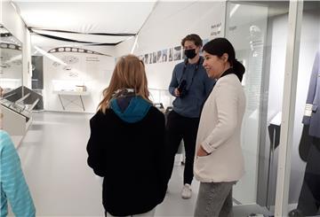 Natalie Kauscher, neue Museumspädagogin im Aeronauticum, arbeitet mit der Museums AG der Grundschule Midlum an einem Video-Projekt.