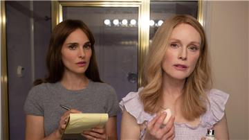 Natalie Portman (l) als Elizabeth Berry und Julianne Moore als Gracie Atherton-Yoo in einer Szene des Films „May December“.
