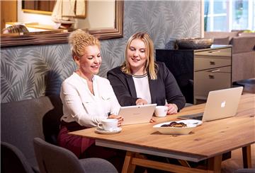 Natascha Beling und Anna-Lena von Holten vergrößern das „Wir lieben Dein Zuhause“-Team und sind Expertinnen des „Wohncierge“-Services.