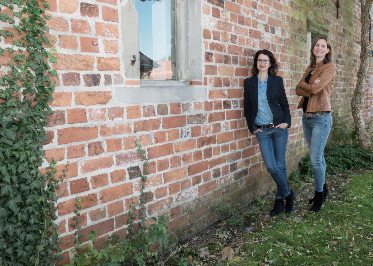 88 Lieblingsplätze in der Wesermarsch für jeden Geschmack Natascha Manski (links) und Diana Mosler haben einen Wesermarsch-Reiseführer verfasst.