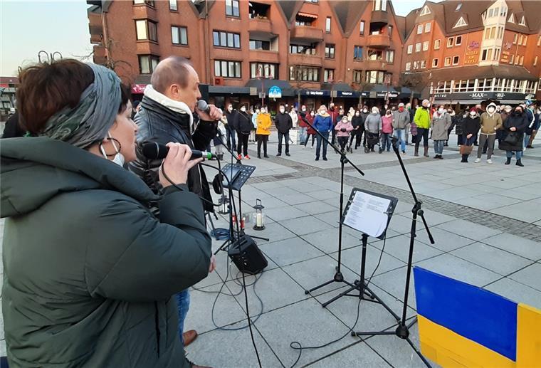 250 Teilnehmer bei Mahnwache für den Frieden in Nordenham Natascha Schulz und Tommy Maréchal von Prime Time singen Lieder gegen den Krieg.