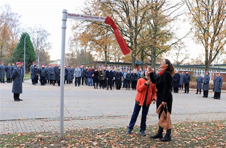 Natela und Remo Augustyniak enthüllen das Straßenschild in der Kaserne Seedorf, das an den 2010 in Afghanistan gefallenen Hauptgefreiter Martin Augustyniak erinnert.