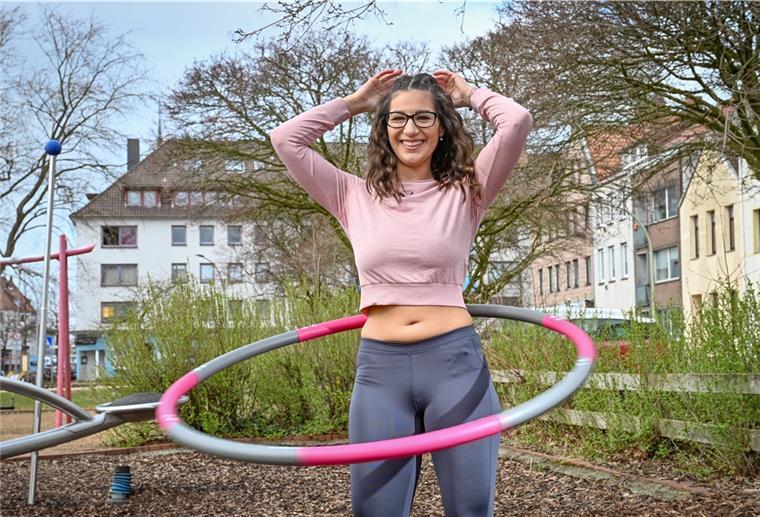 Hulahoop: Pfunde purzeln, der Körper strafft sich Nathalie Jakob zeigt uns, wie Hulahoop funktioniert.